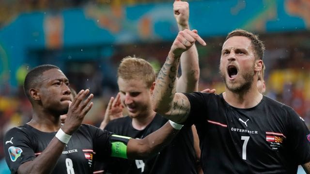 Der Österreicher Marko Arnautovic (r) bejubelt seinen Treffer zum 3:1 gegen Nordmazedonien.