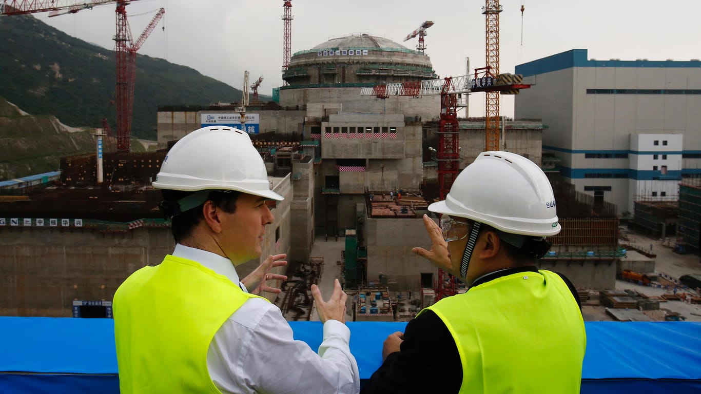Bauarbeiter vor einem Atomkraftwerk im Bau (Archivfoto): In China soll es ein Leck in einem AKW geben.