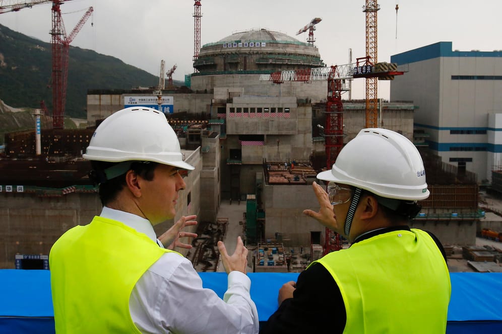 Bauarbeiter vor einem Atomkraftwerk im Bau (Archivfoto): In China soll es ein Leck in einem AKW geben.
