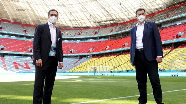 Bayerns Ministerpräsident Markus Söder (r) und Philipp Lahm bei einem Termin in der Münchner Arena.