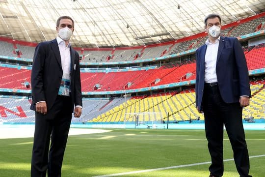 Bayerns Ministerpräsident Markus Söder (r) und Philipp Lahm bei einem Termin in der Münchner Arena.