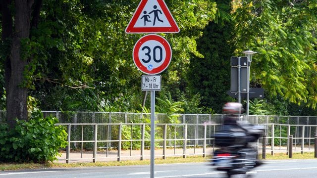 Ein Tempo-30-Verkehrsschild Ein Tempo-30-Verkehrsschild