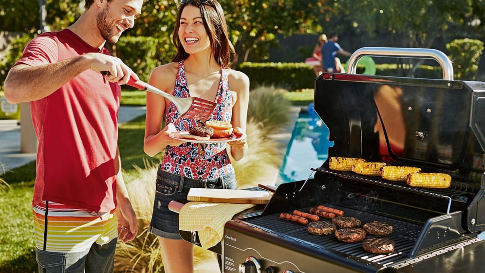 Die Stiftung Warentest prüft große und kleine Gasgrills.