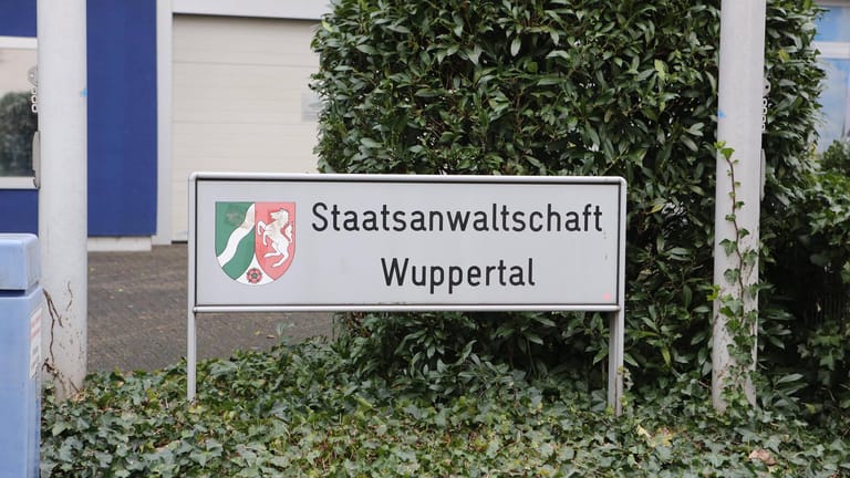 Das Eingangsschild der Staatsanwaltschaft Wuppertal (Archivbild): Sie ermittelt gegen einen Polizeibeamten, der einen Mann bei einem Einsatz erschossen hat.