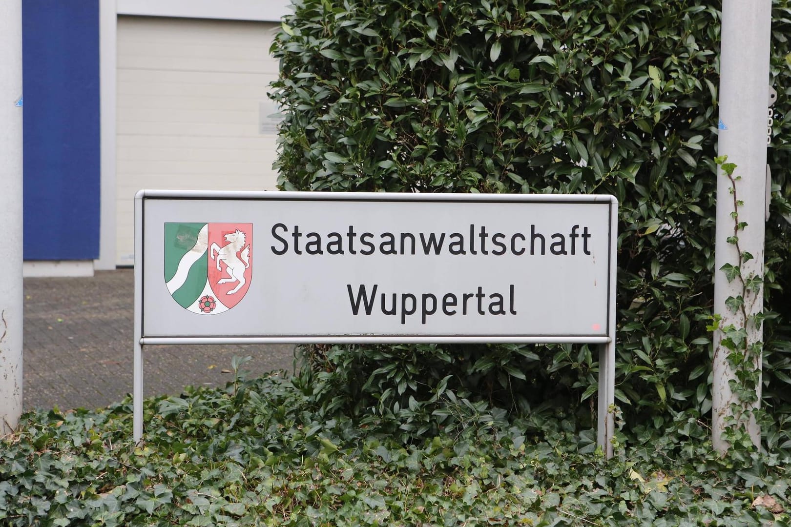 Das Eingangsschild der Staatsanwaltschaft Wuppertal (Archivbild): Sie ermittelt gegen einen Polizeibeamten, der einen Mann bei einem Einsatz erschossen hat.