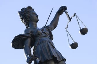 Eine Statue der Justitia steht unter freiem Himmel (Symbolbild): Die Frau habe nie an der Unschuld gezweifelt.