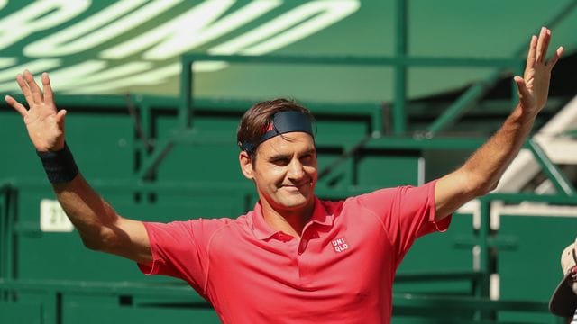 Roger Federer winkt in Halle nach seinem Sieg und Einzug in die zweite Runde. Roger Federer winkt in Halle nach seinem Sieg und Einzug in die zweite Runde.