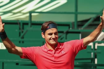 Roger Federer winkt in Halle nach seinem Sieg und Einzug in die zweite Runde.