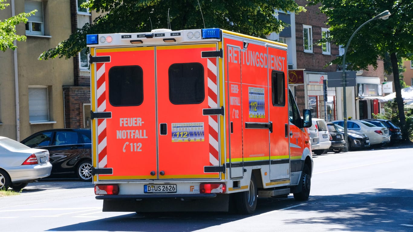 Ein Rettungswagen in Düsseldorf (Symbolbild): Der Patient im Krankentransporter wurde so schwer verletzt, dass er wenig später im Krankenhaus starb.
