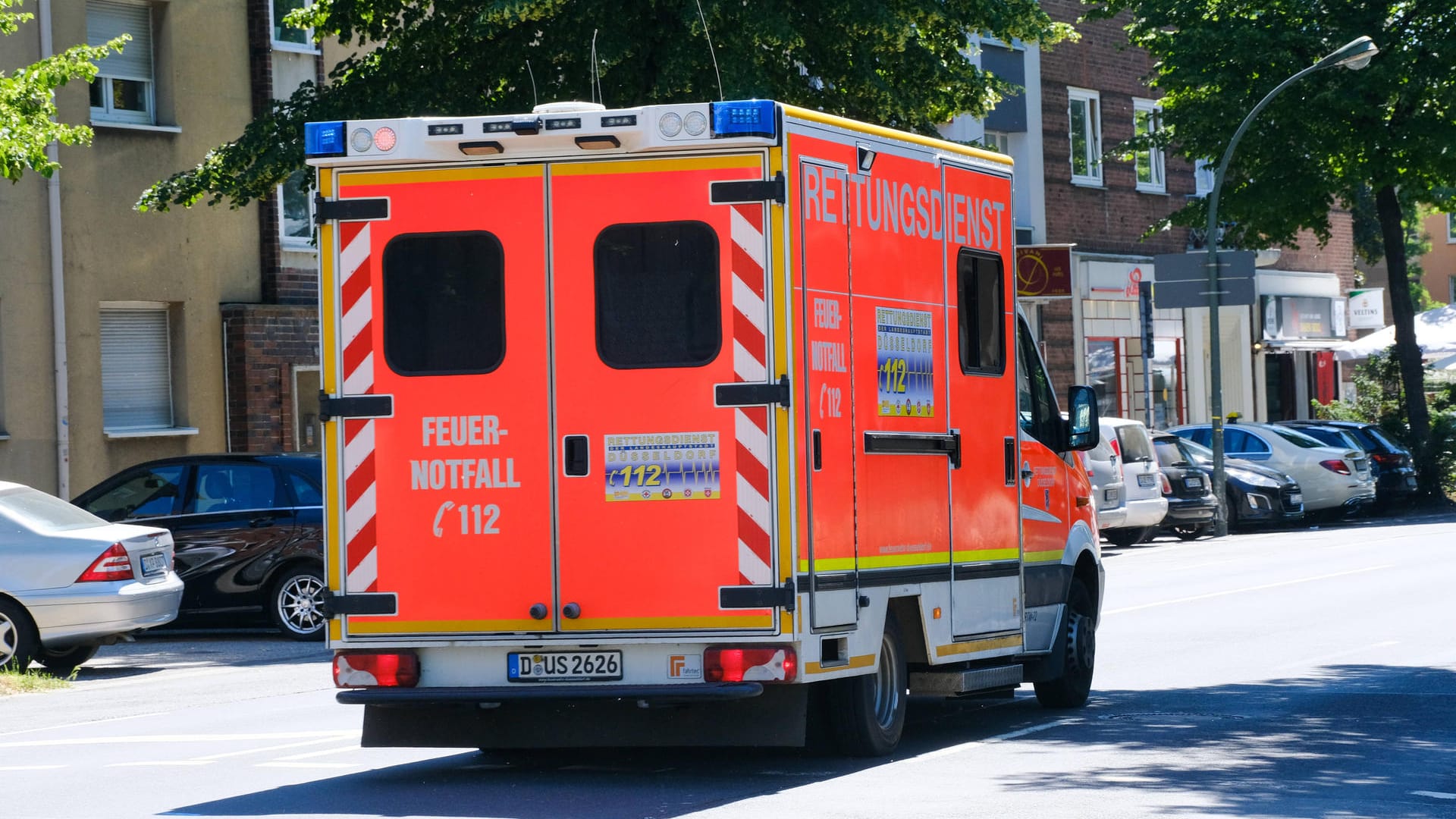 Ein Rettungswagen in Düsseldorf (Symbolbild): Der Patient im Krankentransporter wurde so schwer verletzt, dass er wenig später im Krankenhaus starb. Ein Rettungswagen in Düsseldorf (Symbolbild): Der Patient im Krankentransporter wurde so schwer verletzt, dass er wenig später im Krankenhaus starb.