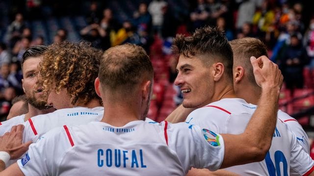 Tschechien um Doppeltorschütze Patrik Schick (r) gewann in Glasgow gegen Schottland.