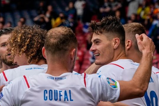 Tschechien um Doppeltorschütze Patrik Schick (r) gewann in Glasgow gegen Schottland.