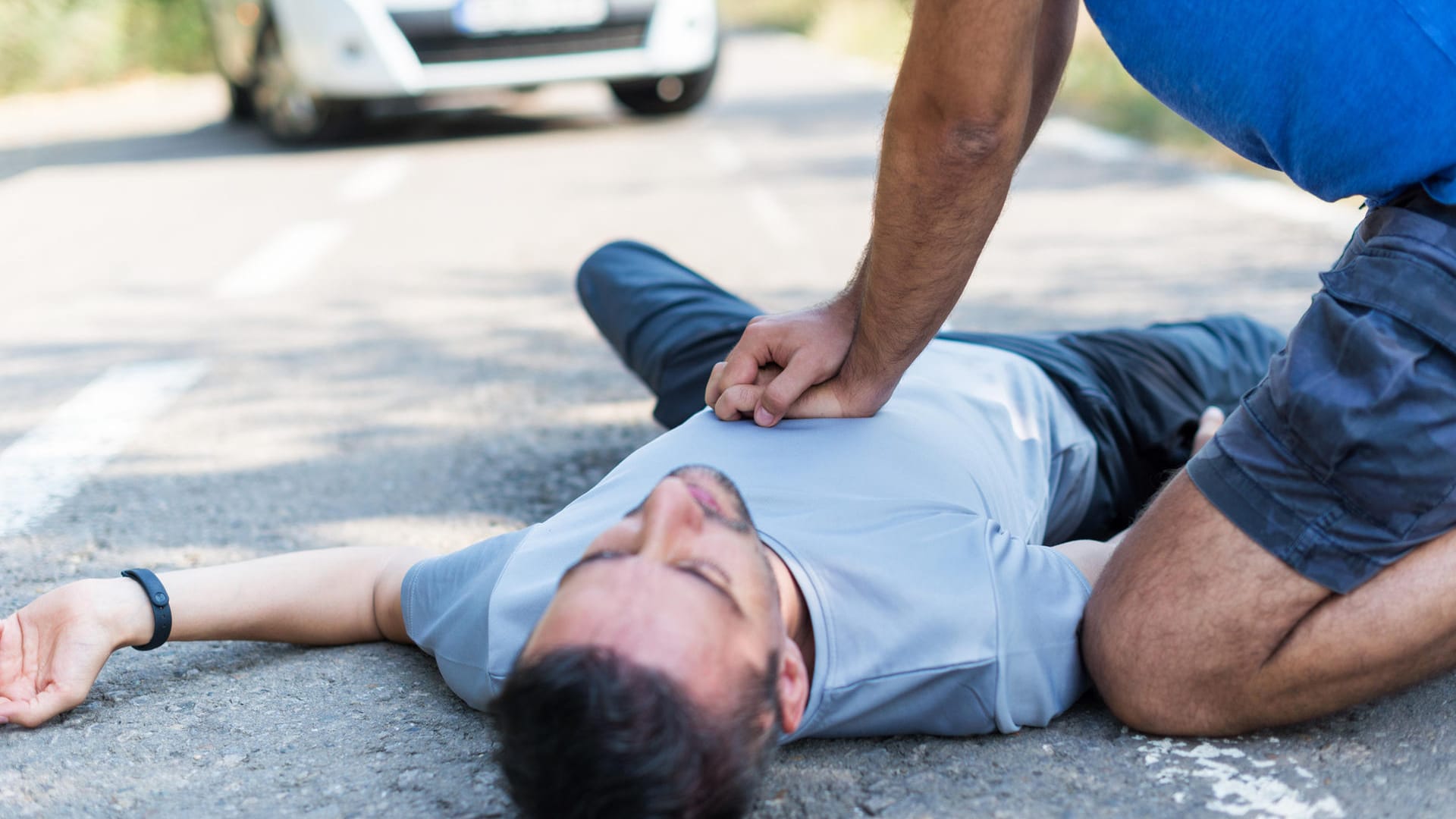 Wiederbelebung: Die Herzdruckmassage sollte möglichst ununterbrochen durchgeführt werden, bis der Rettungsdienst eintrifft. (Symbolbild)