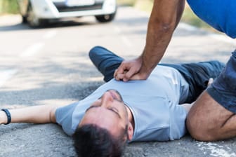 Wiederbelebung: Die Herzdruckmassage sollte möglichst ununterbrochen durchgeführt werden, bis der Rettungsdienst eintrifft. (Symbolbild)