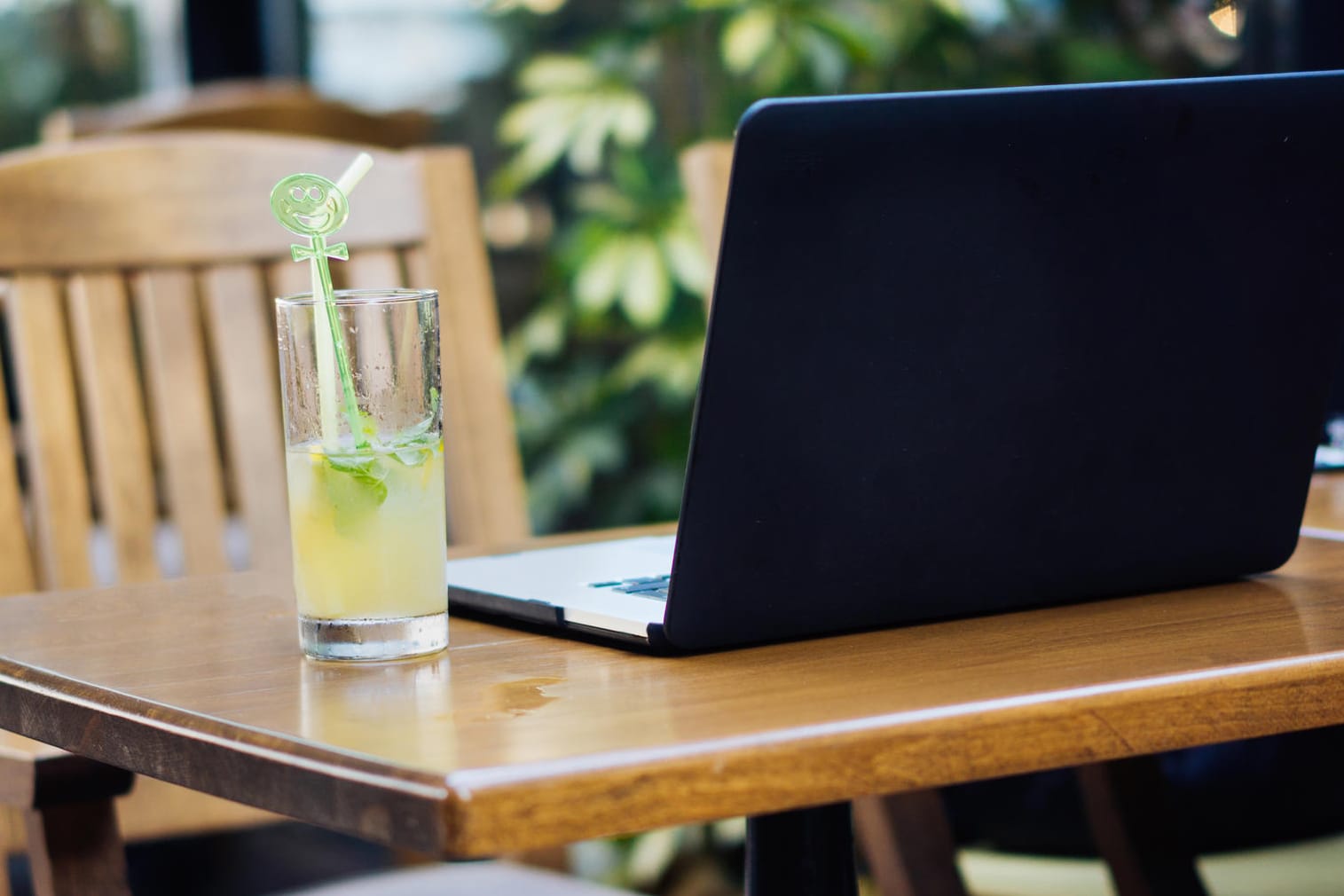 Laptop: Wer gerne draußen arbeitet, sollte sich dafür einen Platz im Schatten suchen.