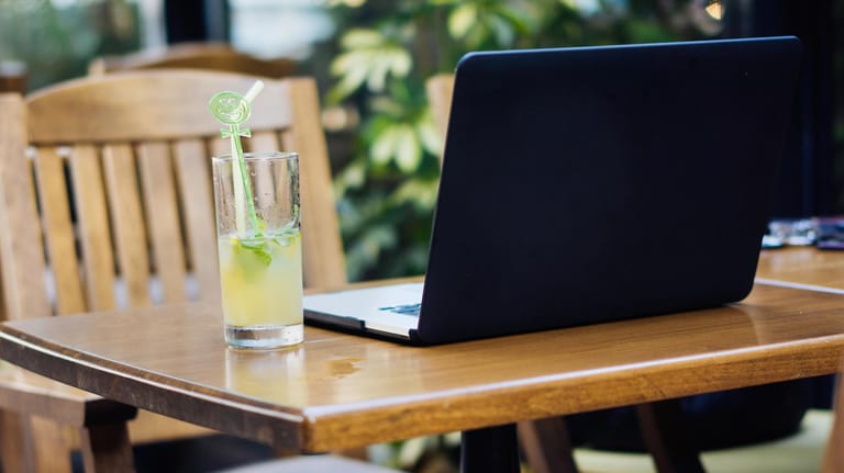Laptop: Wer gerne draußen arbeitet, sollte sich dafür einen Platz im Schatten suchen.