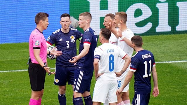 Schiedsrichter Daniel Siebert (l) hatte keine Mühe, das Spiel zu leiten.