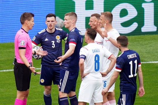 Schiedsrichter Daniel Siebert (l) hatte keine Mühe, das Spiel zu leiten.