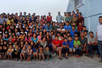 Keine gewöhnliche Familie (Foto von 2011): Ziona Chana (re.) hatte an die 100 Kinder von Dutzenden Ehefrauen.