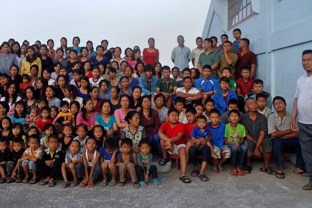 Keine gewöhnliche Familie (Foto von 2011): Ziona Chana (re.) hatte an die 100 Kinder von Dutzenden Ehefrauen.
