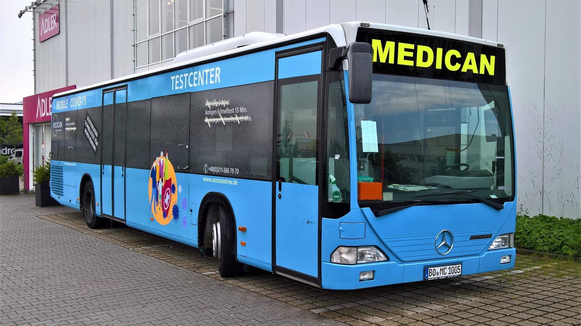 Bus der Firma Medican: Die Staatsanwaltschaft Bochum hat die unter Betrugsverdacht stehenden Männer festgenommen.