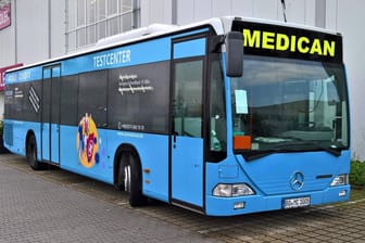 Bus der Firma Medican: Die Staatsanwaltschaft Bochum hat die unter Betrugsverdacht stehenden Männer festgenommen.