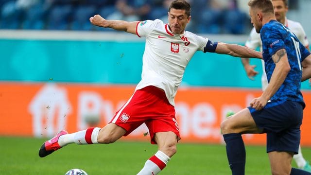 Die Polen um Weltfußballer Robert Lewandowski (l) taten sich schwer.