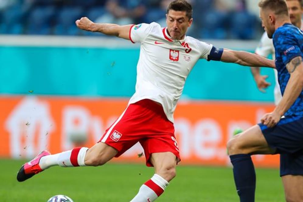 Die Polen um Weltfußballer Robert Lewandowski (l) taten sich schwer.