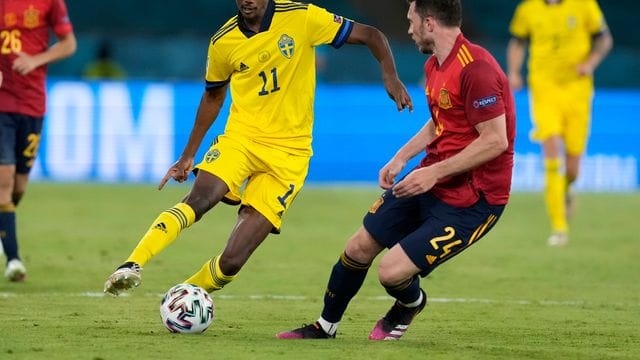 Schwedens Alexander Isak (l) kämpft mit Spaniens Aymeric Laporte (r) um den Ball.