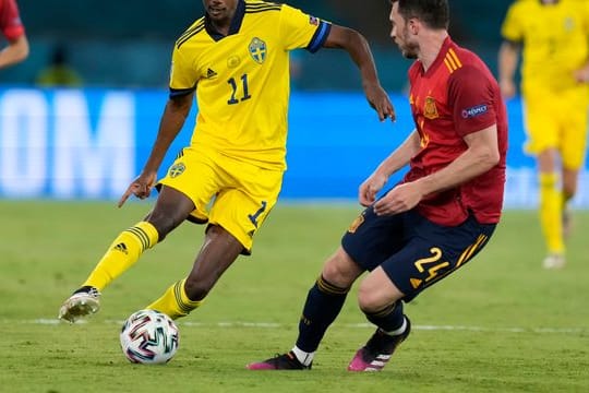 Schwedens Alexander Isak (l) kämpft mit Spaniens Aymeric Laporte (r) um den Ball.