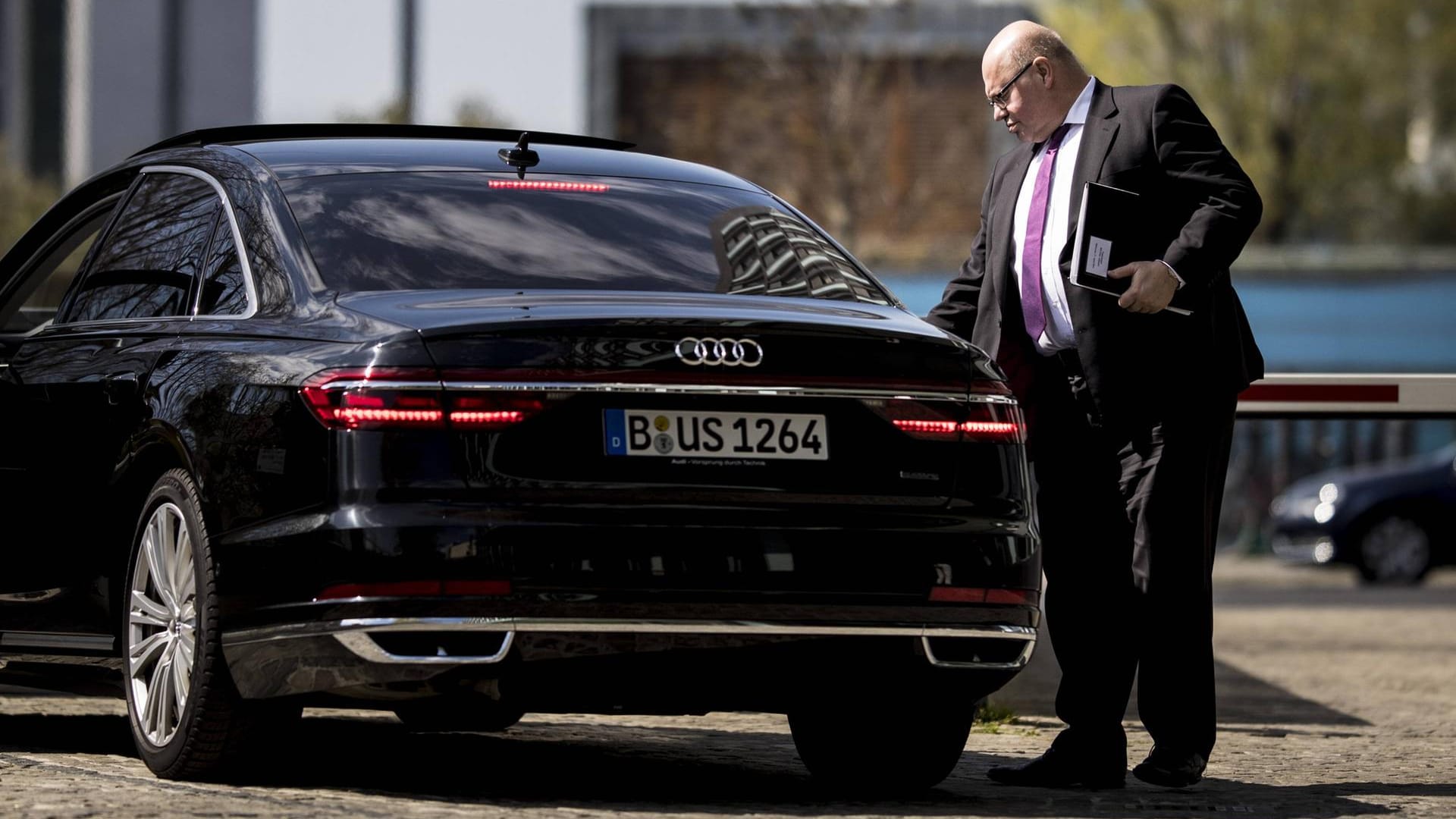 Bundeswirtschaftsminister Peter Altmaier, CDU, steigt in seinen Dienstwagen, ein Audi V8 (Archivbild). Das Fahrzeug liegt beim CO2-Ausstoß unter der EU-Grenze.