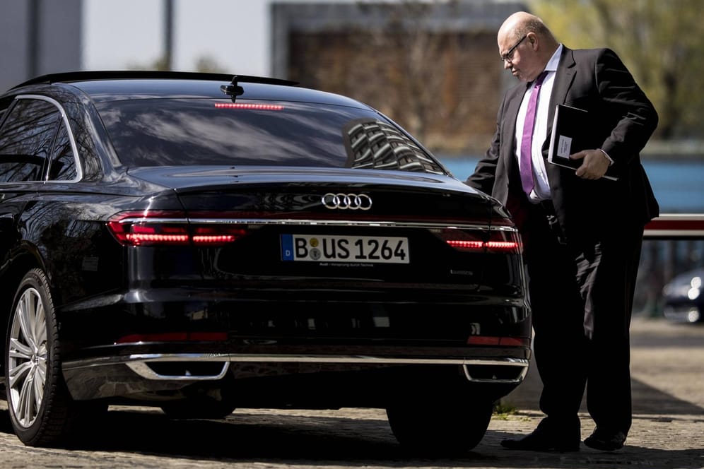 Bundeswirtschaftsminister Peter Altmaier, CDU, steigt in seinen Dienstwagen, ein Audi V8 (Archivbild). Das Fahrzeug liegt beim CO2-Ausstoß unter der EU-Grenze.
