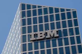 Das IBM Logo hängt an der Fassade eines Bürogebäudes (Symbolbild): Der Konzern bringt einen Quantencomputer nach Baden-Württemberg.