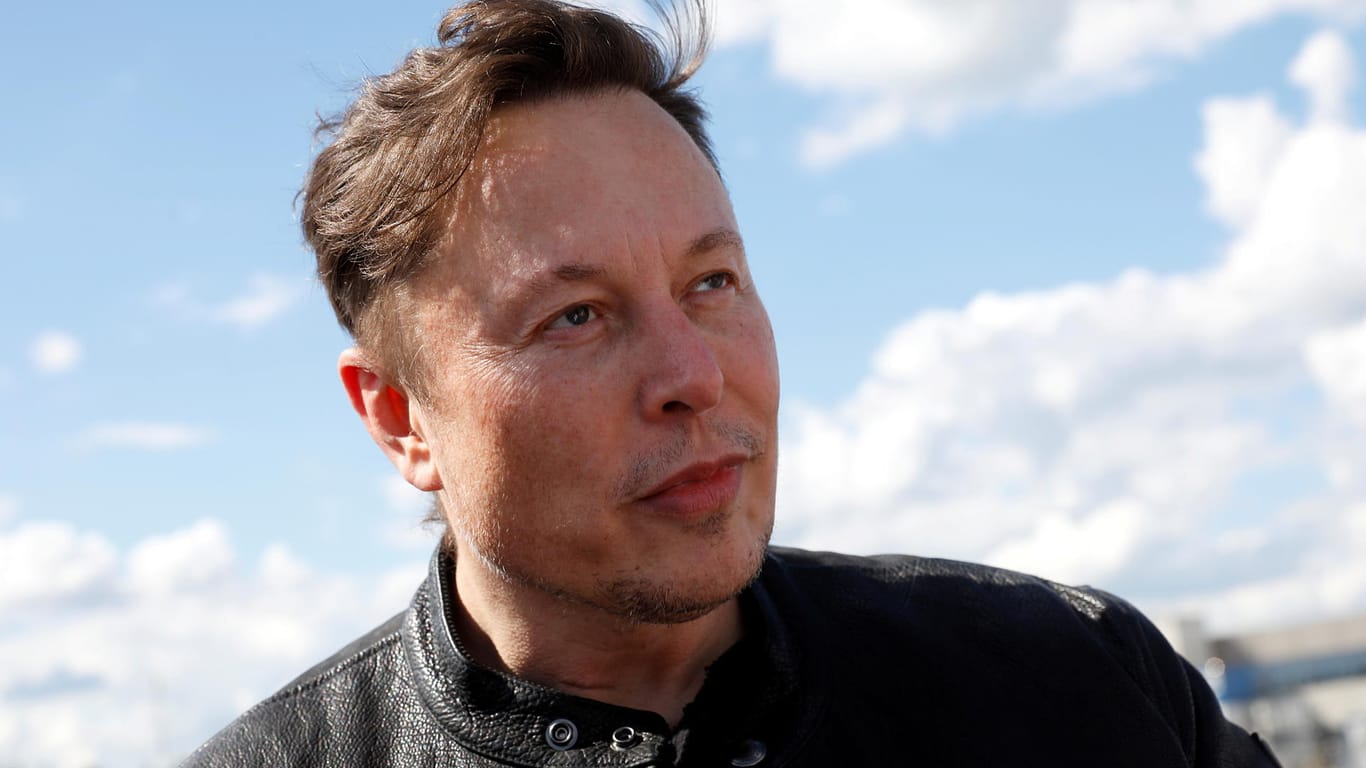Elon Musk bei einem Besuch der Tesla-Fabrik in Grünheide. Der Milliardär bietet seine letzte Immobilie zum Kauf an.