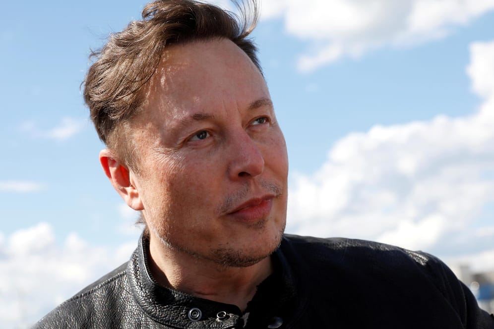 Elon Musk bei einem Besuch der Tesla-Fabrik in Grünheide. Der Milliardär bietet seine letzte Immobilie zum Kauf an.