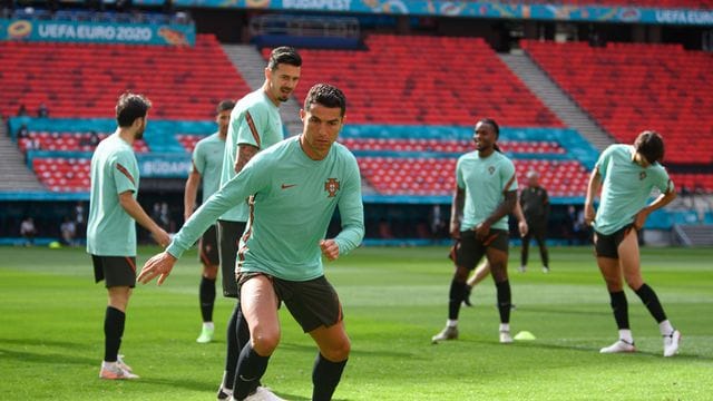 Freut sich auf viele Zuschauer: Cristiano Ronaldo trainiert mit Portugals Team in der Puskas Arena.