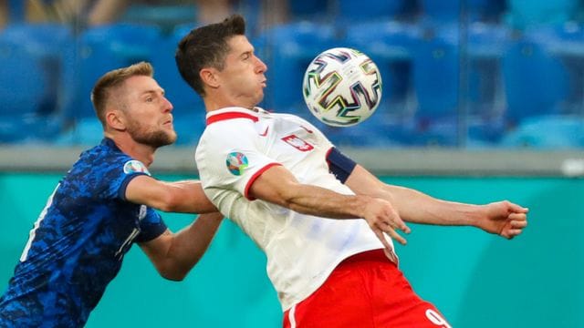 Startete mit Polen mit einer Pleite in die EM: Robert Lewandowski (r).