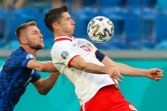 Startete mit Polen mit einer Pleite in die EM: Robert Lewandowski (r).