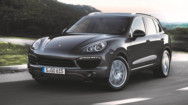 Porsches erstes SUV: Der Cayenne, dem bis heute nicht nur weitere Generationen, sondern auch noch ein Coupé-Ableger und die kleinere Macan-Modellreihe folgen sollten.