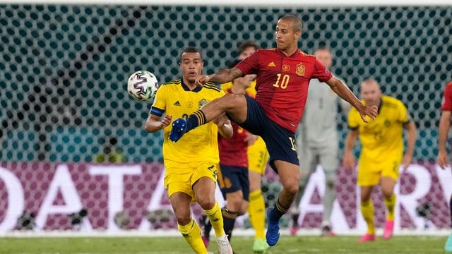 Schwedens Kristoffer Olsson (l) und Spaniens Thiago teilten sich mit ihren Teams die Punkte.