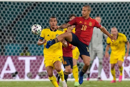 Schwedens Kristoffer Olsson (l) und Spaniens Thiago teilten sich mit ihren Teams die Punkte.