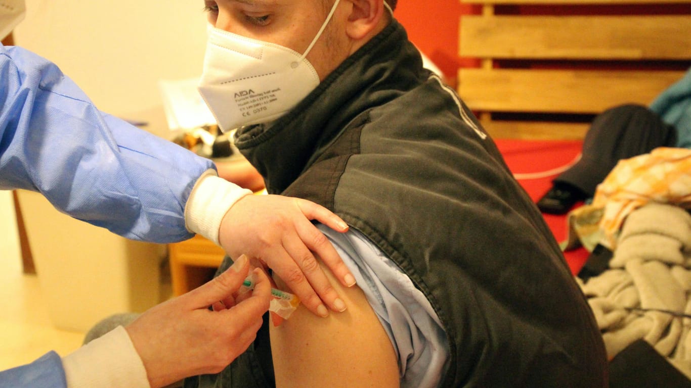 Ein Mann wird in Hamburg von einem mobilen Team geimpft (Archivbild). Die hohe Impfquote und das gute Wetter schlagen sich derzeit in niedrigen Infektionszahlen nieder.