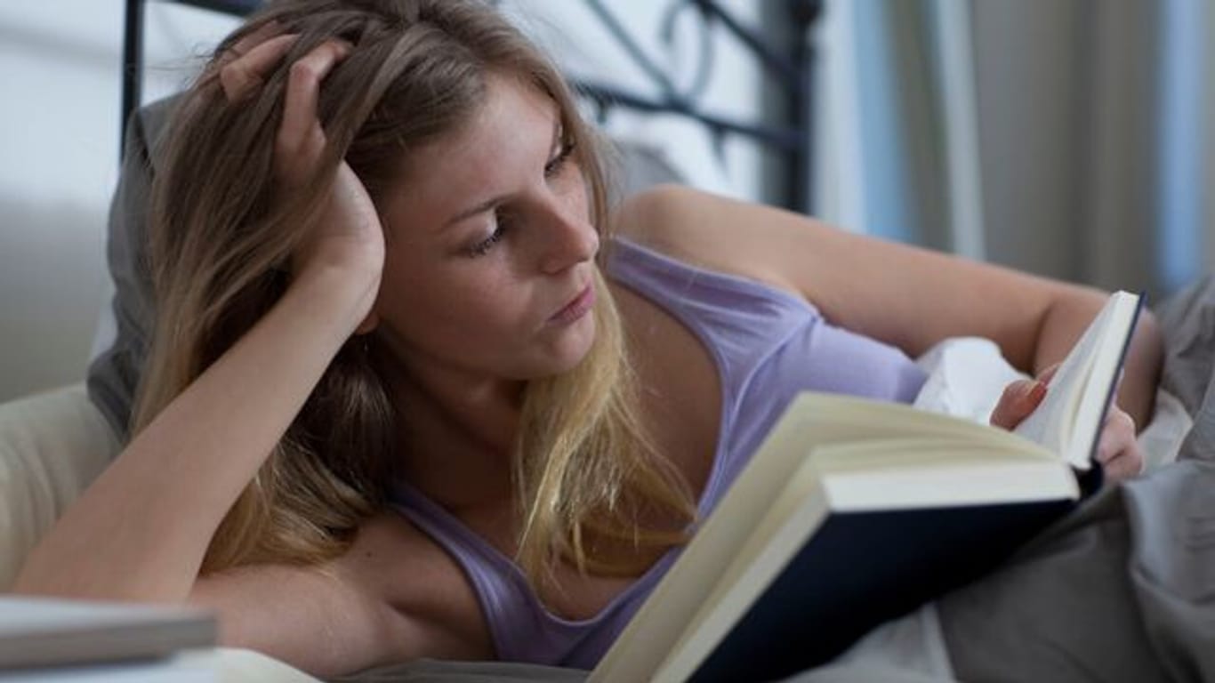 Schlaflosigkeit: Lesen hilft vielen Menschen beim Einschlafen.