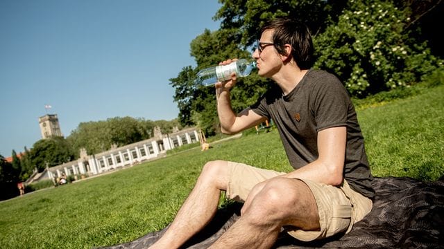 Lieber ein Schluck mehr aus der Pulle nehmen als einen zu wenig, so lautet die Devise an heißen Tagen. Lieber ein Schluck mehr aus der Pulle nehmen als einen zu wenig, so lautet die Devise an heißen Tagen.