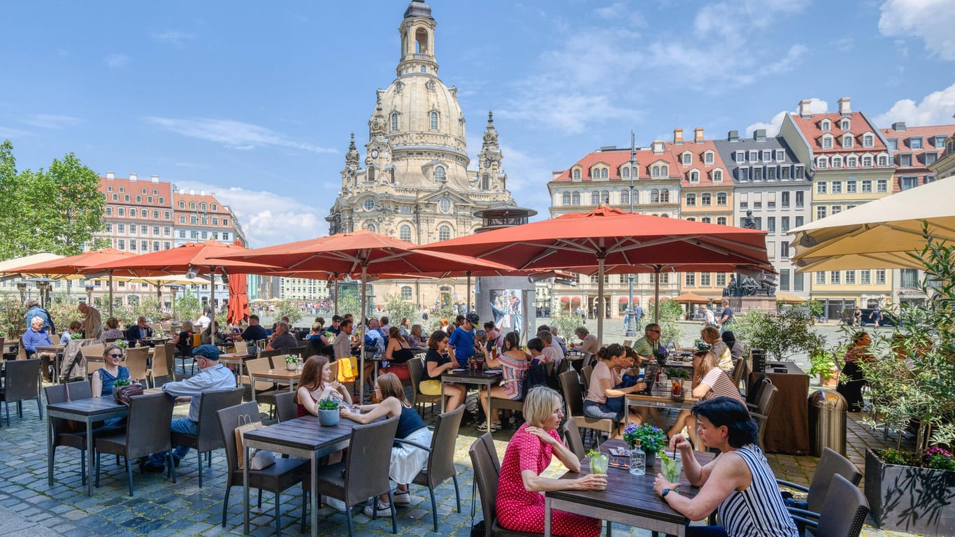 Menschen sitzen in der Außengastronomie vor der Dresdener Frauenkirche: Mutationen und Innengastronomie könnten das exponentielle Wachstum wieder beschleunigen (Symbolbild).