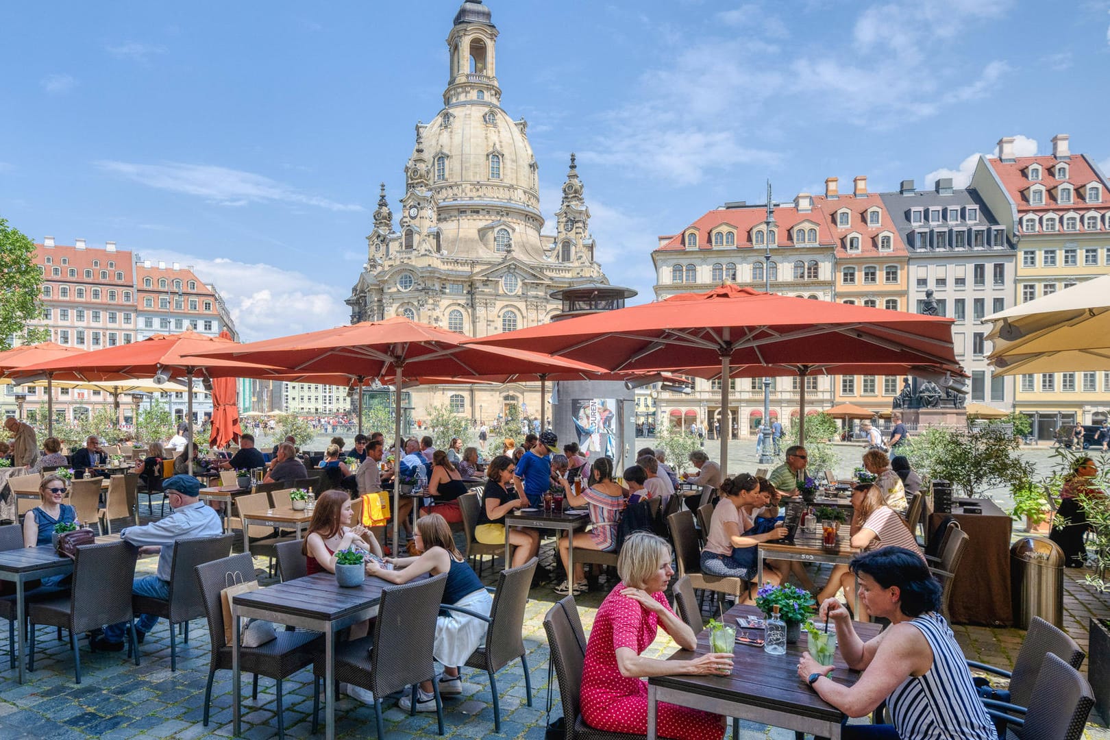 Menschen sitzen in der Außengastronomie vor der Dresdener Frauenkirche: Mutationen und Innengastronomie könnten das exponentielle Wachstum wieder beschleunigen (Symbolbild).