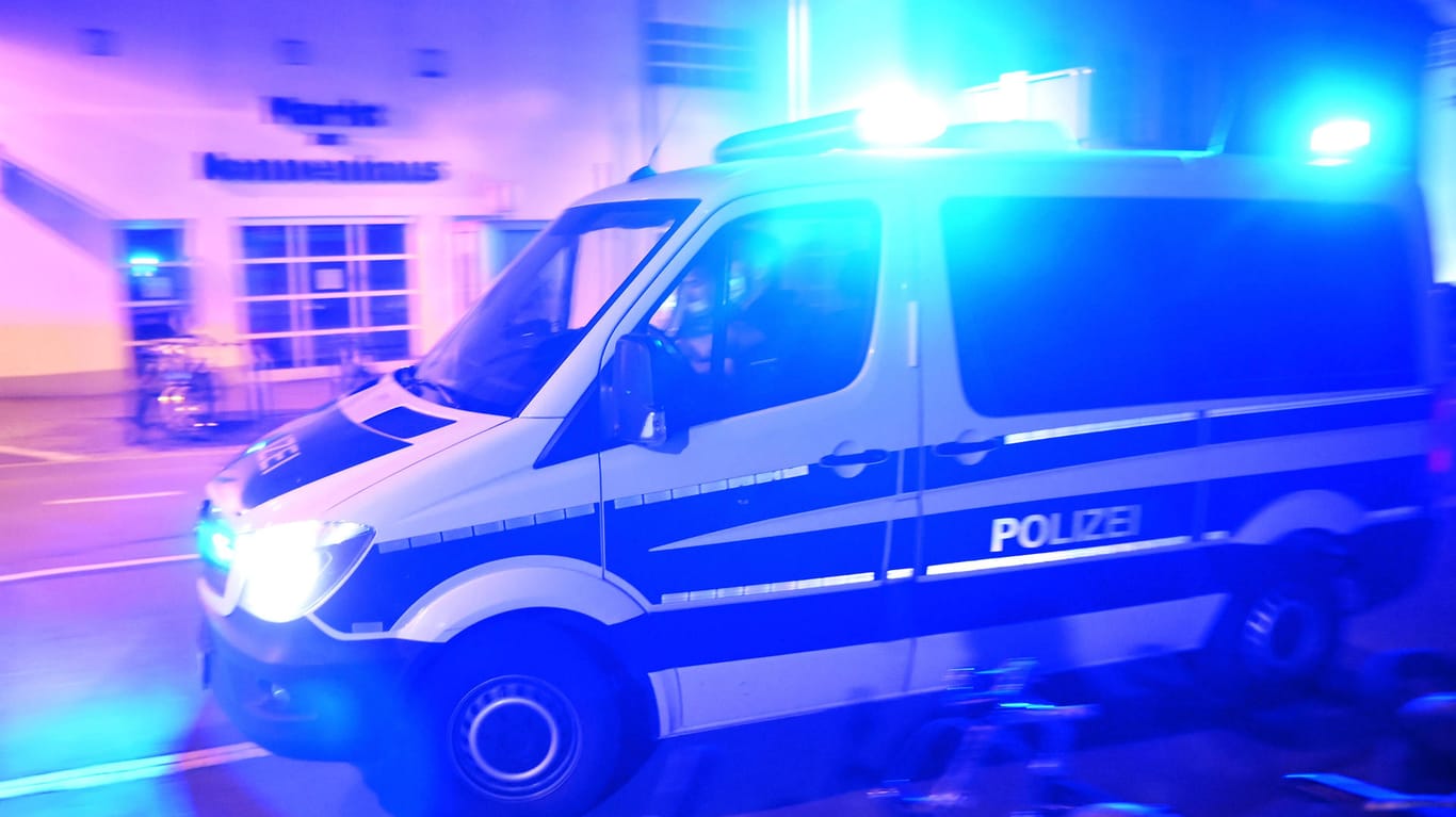 Polizeiwagen mit Blaulicht: Im Bayerischen Dingolfing ist eine Frau in der Öffentlichkeit vergewaltigt worden (Symbolfoto).