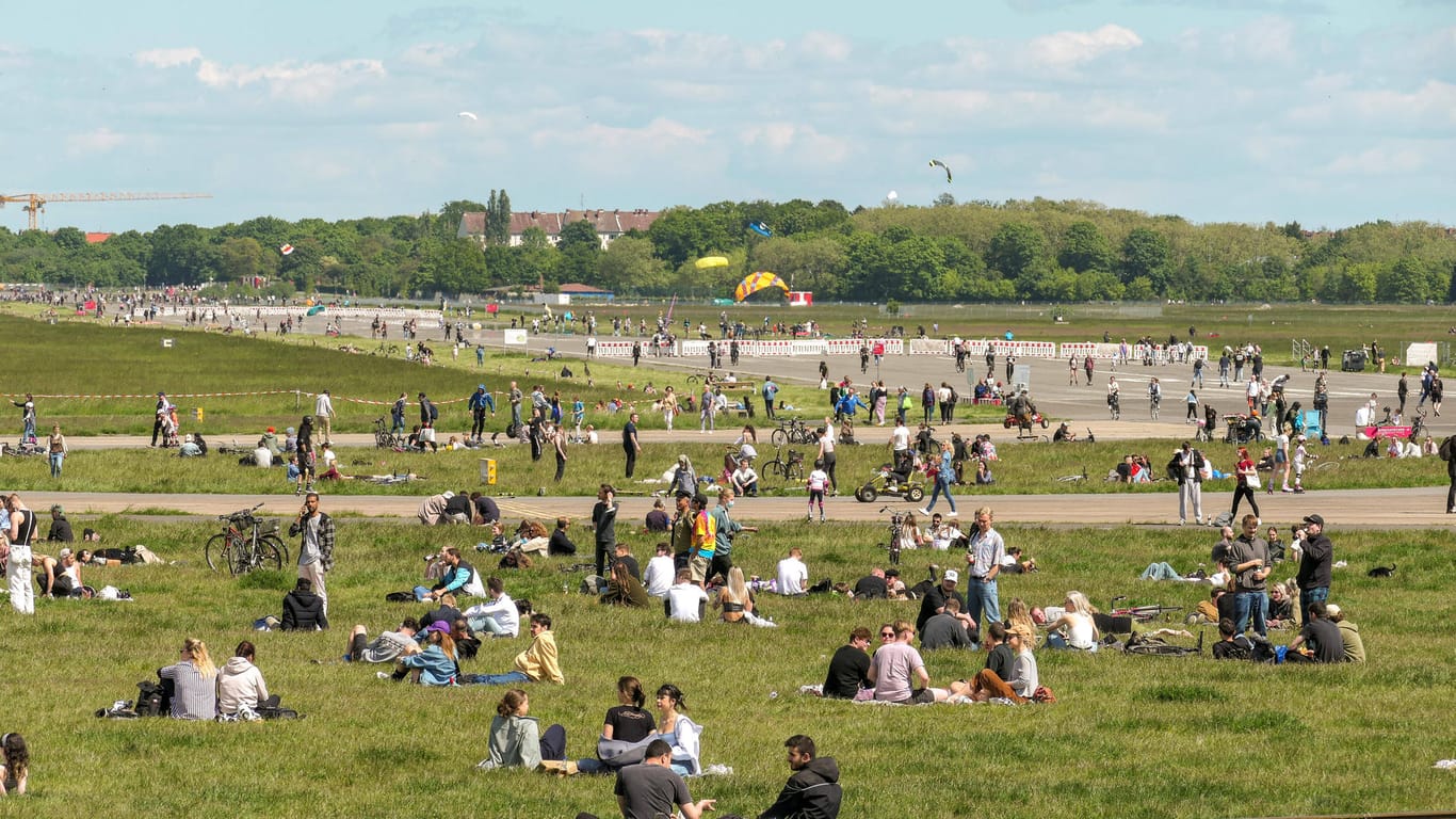 Menschen genießen die Sonne auf dem Tempelhofer Feld in Berlin: Statistische Berechnungen sind sehr unsicher – die Realität ist komplexer (Symbolbild).