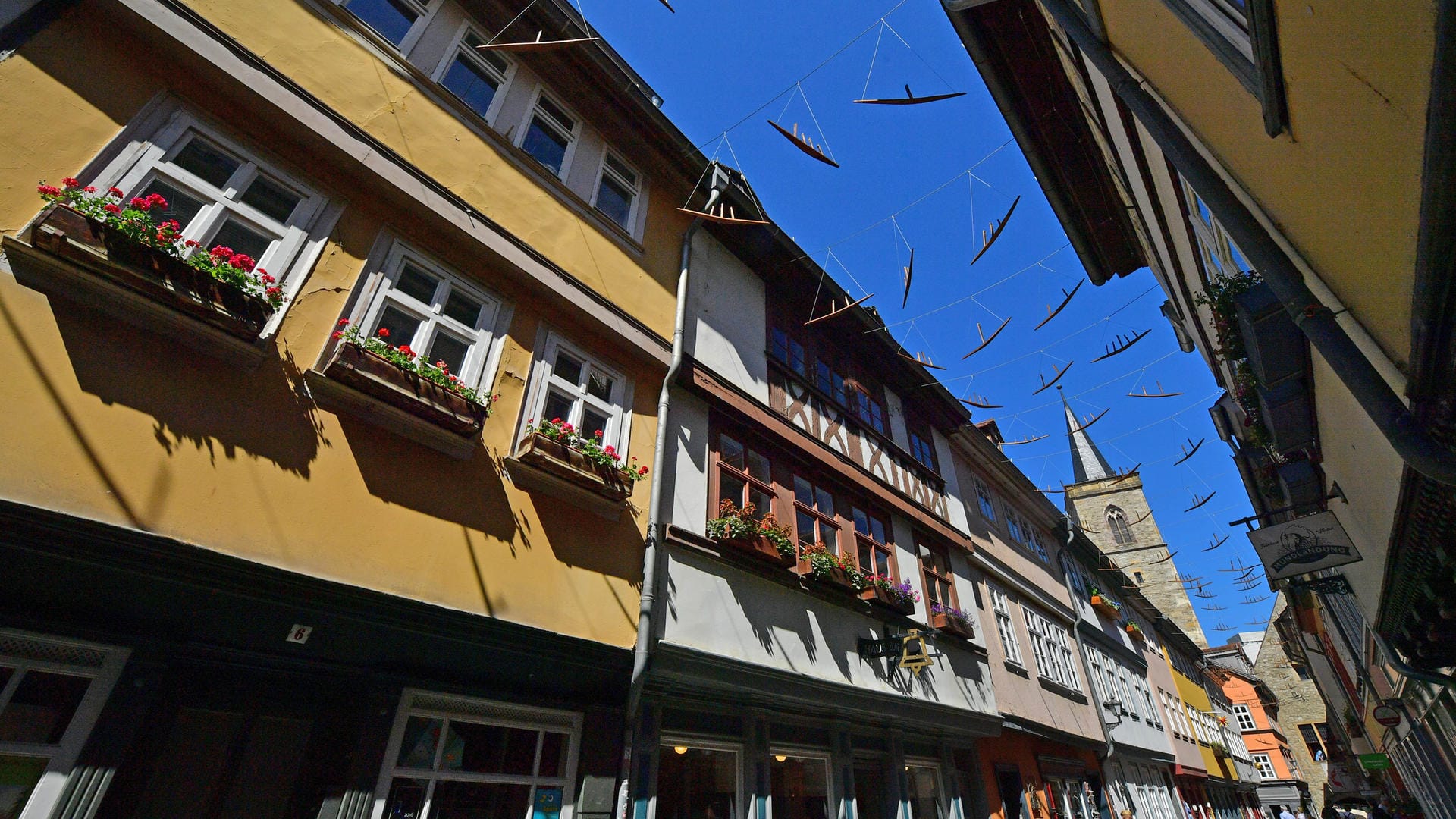 Kunstinstallation "boatpeople" auf der Krämerbrücke: Die Installation wird bis zum 21. Juni gezeigt.