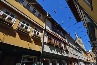 Kunstinstallation "boatpeople" auf der Krämerbrücke: Die Installation wird bis zum 21. Juni gezeigt.